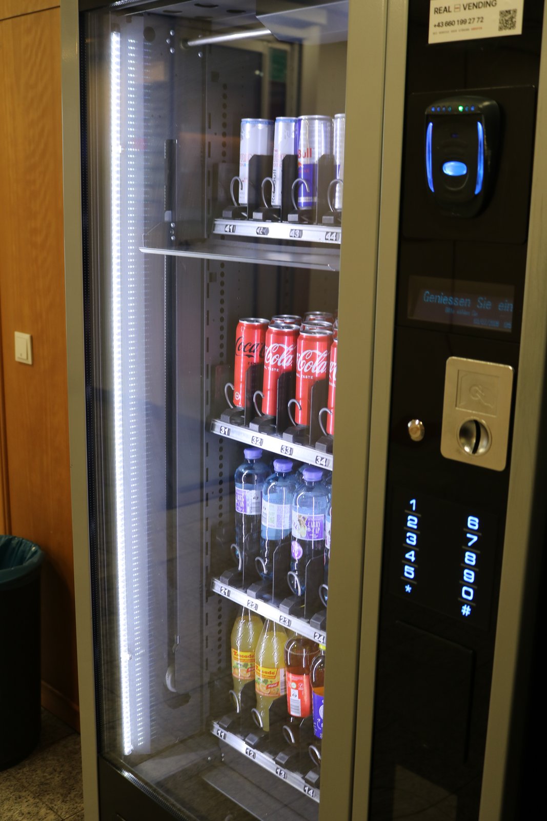 Gut gefüllter Getränkeautomat von Real Vending