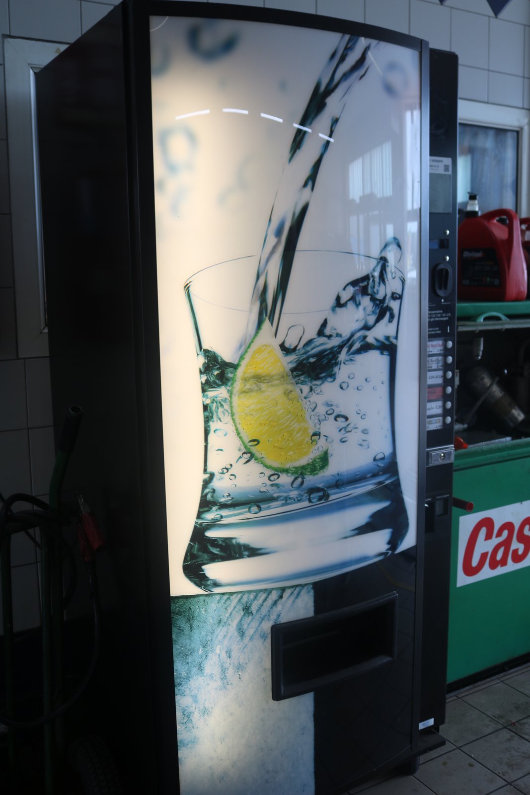 Getränkeautomat von Real Vending mit Wasser-Motiv
